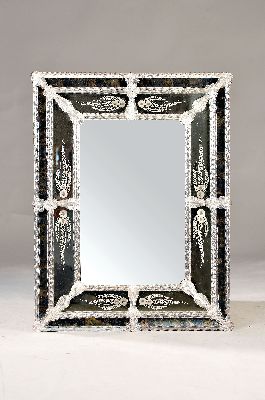 Wandspiegel, Murano, 20.Jh., reich mit Glas verziert, ca. 86 x 65 cm, EZ 2