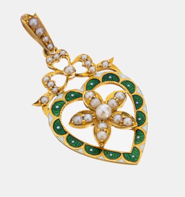 18 kt Gold Email-Perl-Herzanhänger, um 1900, GG 750/000, grün und weiß emaill., min. besch., Schleifenverzierung, L. ca. 3.7 cm, ca. 3.3 g