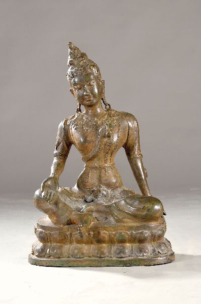 Großer sitzender Buddha, China, wohl um 1900, Bronze, Keramikkern, auf doppeltem Lotussockel sitzend, H. 67 cm