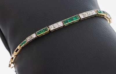 14 kt Gold Art Deco Smaragd-Diamant-Armband, 1920er Jahre, GG 585/000 und Platin, 18 Smaragd-Carrees zus. ca. 1.0 ct, 16 Altschliffdiamanten zus. ...