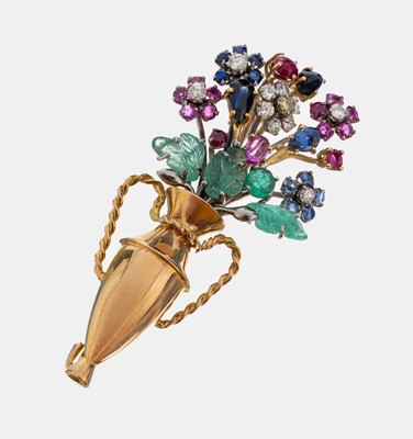 18 kt Gold Farbstein-Brillant-Brosche, 1940er Jahre, GG/WG 750/00, in Form eines Blumenstraußes mit Amphorenvase, Smaragde, Rubine und Saphire in ...