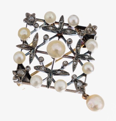 Jugendstil Diamant-Brosche, um 1900, GG 585/000 und Silber, Orientperlchen, Diamant-Rosen zus. ca. 0.12 ct, bewegl. Perlabhängung, Gitterdekor, ca. ...