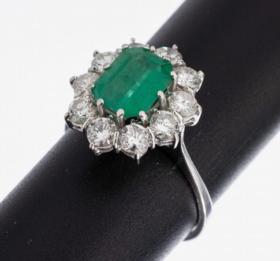 14 kt Gold Smaragd-Brillant-Ring, WG 585/000, Smaragd im Emerald Cut ca. 2.0 ct, 10Brillanten zus. ca. 1.50 ct Weiß/si-p, RW 58, ca. 3.8 g