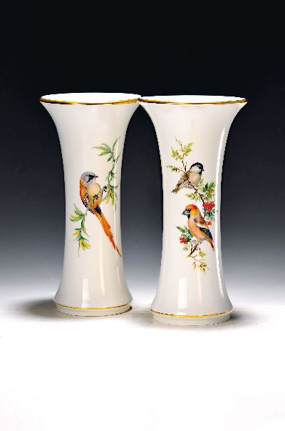 Paar Vasen, Meissen, 20. Jh., Porzellan, Vogelmalerei, Goldstaffage, H. 25.5 cm