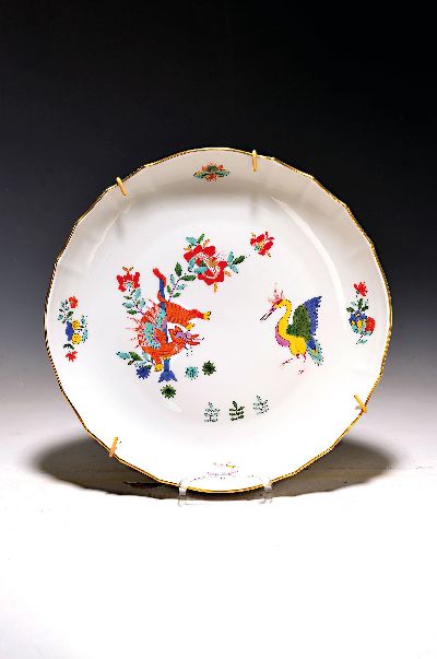 Große Schale, Meissen, 20. Jh., chinesischer Drache und Storch, Porzellan, bemalt, Goldrand, D. 28.5 cm