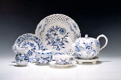 Teeservice für 12 Personen, Meissen, 1930er Jahre, blaues Zwiebelmuster unter der Glasur, 2 Kannen, ein Milchkännchen, 12 Teetassen mit ...