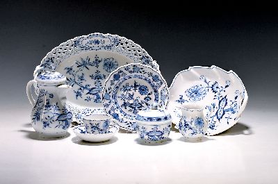 Mokka-/ bzw. Espressoservice für 12 Personen, Meissen, 1930er Jahre, 1. Wahl, blaues Zwiebelmuster unter der Glasur, Kanne, Sahnegießer, ...