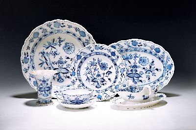 Tafelservice, Meissen, 30er Jahre, Zwiebelmuster, 12 Menueteller, 6 Suppentassen mit Untertassen, eine Sauciere, kl. Sauciere, Vase, 2 Salzgefäße, ...