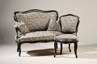 Sitzgruppe, Louis-Philippe, um 1860, bestehend aus einem Sofa und 2 Stühlen, Holz in schwarz gefaßt, Bezug im Zebramuster, Sofa: ca. 92 x 120 cm, ...