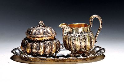 Silbernes Tafelzubehör, deutsch, Anfang 20. Jh., Milchkännchen u. Zuckerdose auf Tablett ca. 10.5/10 cm, Tablettlänge ca. 24 cm, ca. 650g, dazu ...