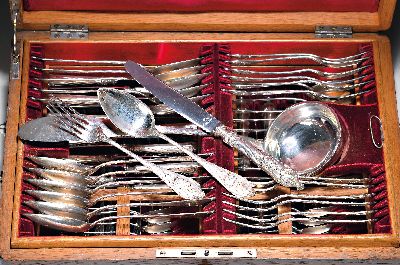 Umfangreiches silbernes Tafelbesteck, deutsch, um 1900, 12 Menuemesser, 12 gr. Suppenlöffel, 12 Menuegabeln, 12 Vorspeisen-/Dessertgabeln, 12 ...