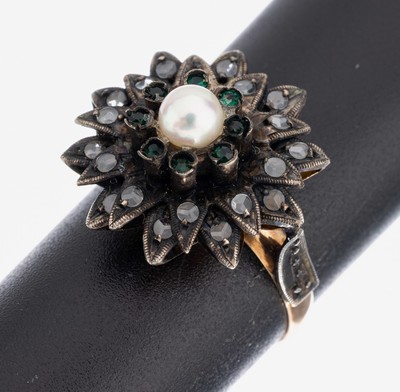 18 kt Gold Diamant-Smaragd-Ring, um 1860, GG 750/000 und Silber, Diamantrosen zus. ca. 0.40 ct, facett. Smaragde zus. ca. 0.10 ct, 1 kl. Perle, RW 56