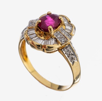 18 kt Gold Rubin-Diamant-Ring, GG 750/000, ovalfacett. Rubin ca. 0.80 ct, Brillanten, Diamant-Trapeze und -Baguettes zus. ca. 0.60 ct Weiß/vs-si, ...