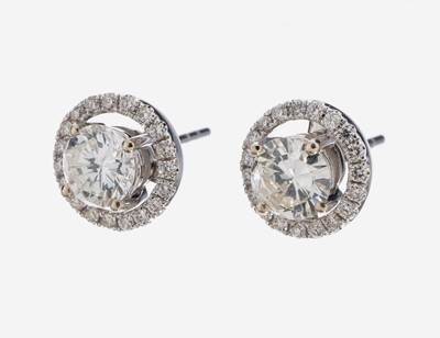 Paar 18 kt Gold Brillant-Ohrstecker, WG 750/000, 2 Brillanten zus. ca. 1.29 ct Weiß- l.get.Weiß/vs, umgeben von abnehmbarem Brillant-Kranz zus. ...