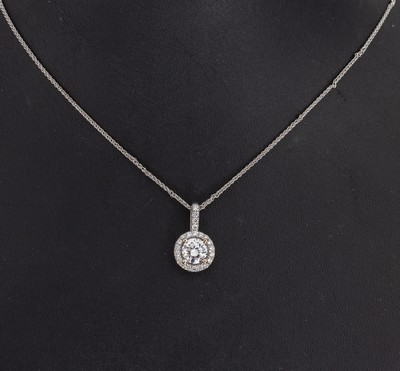 18 kt Gold Brillant-Anhänger, WG 750/000, Brillant ca. 0.81 ct Weiß/vs, umgeben Brillant-Kranz zus. ca. 0.22 ct feines Weiß- Weiß/vs, Kette WG ...