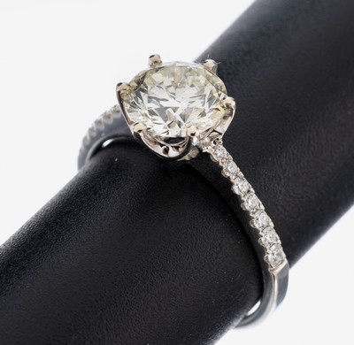18 kt Gold Brillant-Ring, WG 750/000, Brillant ca. 1.58 ct l.get.Weiß/vs, Ringschultern mit 14 Brillanten zus. ca. 0.16 ct Weiß/vs, RW 53, ca. 2.7 ...