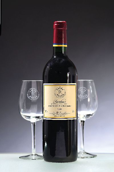 1 Fl. 1996 Barons de Rothschild (Lafite), Bordeaux, im Geschenkkarton mit vier Weingläsern, orig. Karton, 12% Vol, 750 ml. into neck, Karton mit ...