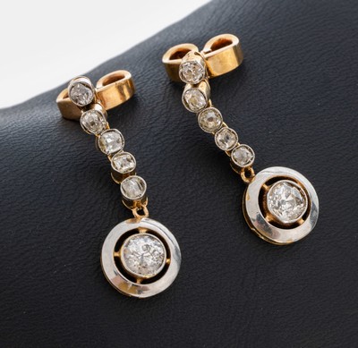 Paar 18 kt Gold Diamant-Ohrgehänge, um 1920, GG 750/000 und Platin, 12 Altschliffdiamanten zus. ca. 1.40 ct Weiß- Getönt/si-p, L. ca. 2.5 cm, ca. ...