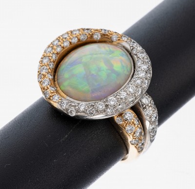 18 kt Gold Opal-Brillant-Ring, GG/WG 750/000, leicht ovaler Opal mit feinem Farbspiel in Blau, Grün und Rot, 98 Brillantenzus. 2.20 ct feines ...