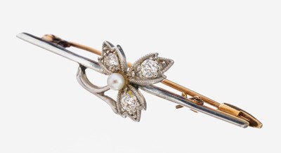 18 kt Gold Diamant-Brosche, um 1900, GG 750/000 und Platin, aufgelegte Blüte mit 3 Altschliffdiamanten zus. ca. 0.15 ct Weiß/si, mittig ...