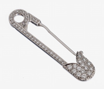 18 kt Gold Diamant-Brosche, WG 750/000, in Form einer Sicherheitsnadel, Brillanten und 8/8-Diamanten zus. ca. 0.80 ct feines Weiß- Weiß/vs-si, L. ...