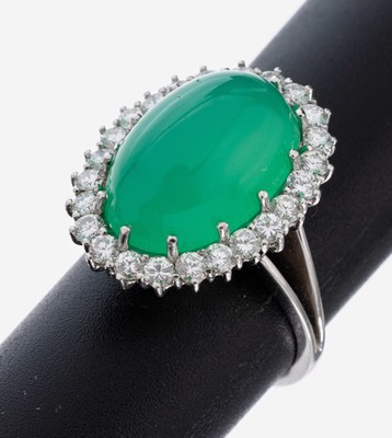 18 kt Gold Chrysopras-Brillant-Ring, WG 750/000, ovaler Chrysopras Cabochon, 24 Brillanten zus. ca. 1.50 ct feines Weiß- Weiß/vs-si, RW 56, ca. ...