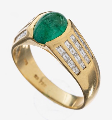 18 kt Gold Smaragd-Brillant-Ring, GG 750/000, ovaler Smaragd-Cabochon ca. 0.60 ct, 32 Brillanten zus. ca. 0.80 ct feines Weiß- Weiß/vs-si, RW 56, ...
