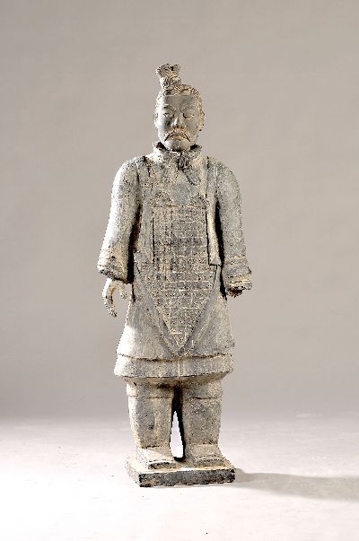 Großer stehender Krieger, China, 20. Jh., nach Vorbild der Terrakotta- Armee, im Mausoleum des Kaiser Qin, Keramik, beweglicher Kopf, leichte ...