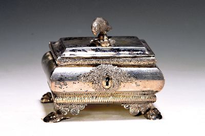 Zuckerdose, wohl Hirschberg, sign. Örtel, 18. Jh., 12-lötiges Silber, vier Füße mit Muscheldekor, Bekrönung in Form eines Vogels mit Krone, um ...