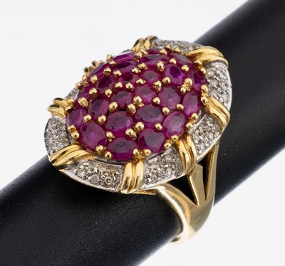 18 kt Gold Rubin-Diamant-Ring, GG/WG 750/000, 20 ovalfacett. und 4 rundfacett. Rubine zus. ca. 8.50 ct, 48 in WG gefasste 8/8-Diamanten zus. ca. ...