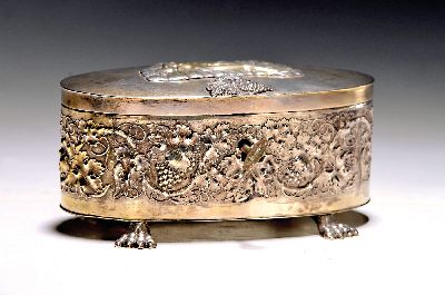 Zuckerdose, Breslau, datiert 1816, Silber, sign. Radecki, auf vier Tatzenfüßen, umlaufend reliefierter Dekor von Weinlaub und -trauben, auf dem ...