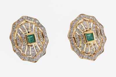Paar 14 kt Gold Smaragd-Brillant-Ohrstecker, GG/WG 585/000, 2 Smaragd-Carrees zus. ca. 0.20 ct, Brillanten zus. ca. 1.50 ct Weiß/si- p1, ca. 4.6 g