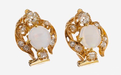 Paar 18 kt Gold Opal-Diamant-Ohrstecker, GG750/000, 2 Opal-Cabochons zus. ca. 1.20 ct, 16Altschliffdiamanten zus. ca. 1.30 ct ...