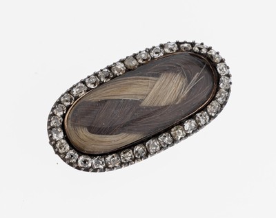 14 kt Gold Diamant-Brosche mit Haareinlage, um1820, RG 585/000 und Silber, Altschliffdiamanten zus. ca. 1.20 ct Weiß- l.get.Weiß/si-p, Haareinlage ...