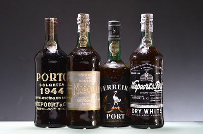 4 Flaschen Portwein, Porto Colheita 1944, Niepoort & Co, num. 690320; Niepoort´s Port Dry White 452728; Moscatel White - very rich, Niepoort num. ...