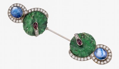 Ausgefallene 18 kt Gold Art Deco Jade-Rubin- Saphir-Brillant-Anstecknadel, um 1925, WG 750/000, 2 grav. Jadeplatten, 2 Rubin- Cabochons zus. ca. ...