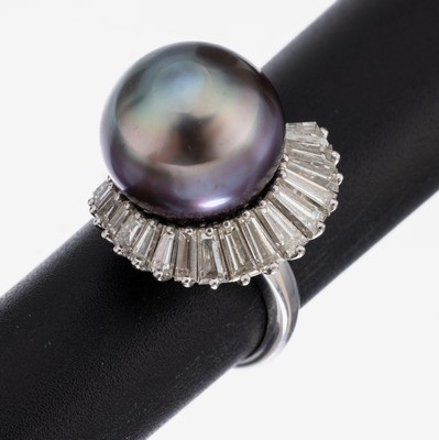 18 kt Gold Perl-Diamant-Ring, WG 750/000, Tahitizuchtperle, D. ca. 13.8 mm, nat. Merkmale, Diamant-Trapeze im Verlauf zus. ca. 2.0 ct feines ...