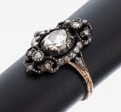 18 kt Gold Diamant-Ring, um 1820-40, RG 750/000 und Silber, mittig Diamantrose ca. 0.60 ct, weitere Diamantrosen zus. ca. 0.25 ct, RW 54, ca. 3.4 g, ...