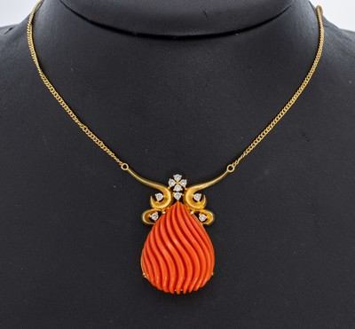 18 kt Gold Korallen-Brillant-Collier, GG 750/000, Korallentropfen mit Wellengravur, feine Farbe, rs. nat. Wachstumsmerkmale, 9 Brillanten zus. ca. ...