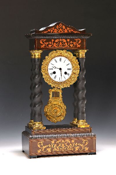 Portaluhr, Frankreich um 1850/70, Holzgehäuse marketiert, Säulen sek. gefaßt, Emailzifferblatt, Minutenzeiger sek., Pendulenwerk gem.: M'on ...