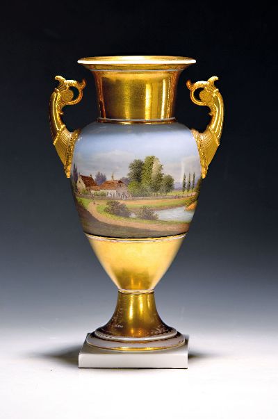 Amphorenvase, KPM Berlin, nach 1870, Porzellan, Goldfond, umlaufende Landschaftsdarstellung, Mitteldeutsche Landschaft mit Hof, Burg, Dorf und ...