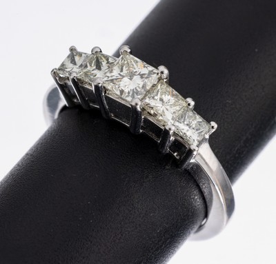 18 kt Gold Diamant-Ring, WG 750/000, 5 Princess-Cut Diamanten zus. ca. 1.40 ct Weiß-get.Weiß/si, RW 58, ca. 5.7 g