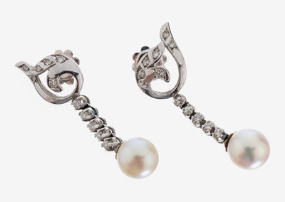 Paar 18 kt Gold Perl-Diamant-Ohrstecker, WG750/000, 2 Akoyazuchtperlen, D. ca. 7.4 mm, 228/8-Diamanten zus. ca. 0.30 ct Weiß/vs-si, L. ca. 3.5 cm, ...