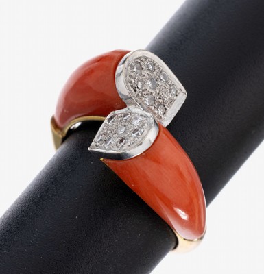 14 kt Gold Korallen-Diamant-Ring, GG/WG 585/000, 2 Korallenstäbe von guter Farbe, 16 8/8-Diamanten zus. ca. 0.12 ct Weiß/si, RW 55,ca. 6.5 g, ...