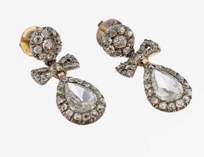 Paar 14 kt Gold Diamant-Ohrgehänge, um 1790- 1810, RG 585/000 und Silber, 2 Diamanttropfen zus. ca. 4.0 ct, Altschliffdiamanten zus. ca. 4.0 ct ...