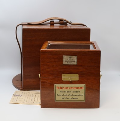 GUB Marinechronometer mit original Transportbox und Gangschein, DDR um 1963, 2 -tlg. facett-vergl. Mahagoni-Box, seitl. Tragegriffe, kardanisch ...