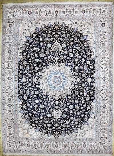 Nain fein(6 La), Persien, signiert"Habibian, Ende 20.Jhd, Korkwolle mit Seide, ca. 396 x 294 cm, ca. 1,0 Mio. Kn/qm, Reinigungsbedürftig, EHZ: ...