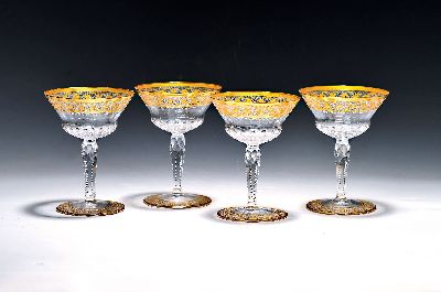 9 Champagnerschalen/-gläser, Saint Louis, "Callot", farbloses Kristallglas, mundgeblasen, graviert und teilvergoldet , z.T. gemarkt, H. ...