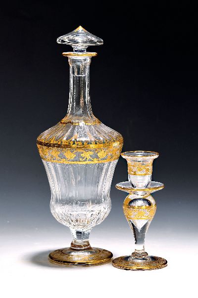 Karaffe und Kerzenleuchter, Saint Louis, "Callot", farbloses Kristallglas, mundgeblasen, graviert und teilvergoldet, Stöpsel innen l. ...