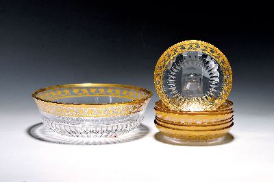 Schüssel und 7 Dessertschälchen, "Callot", Saint Louis, 20. Jh., Kristallglas, mundgeblasen, graviert und teilvergoldet D. ca. 22 cm u. ...